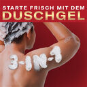 Person wäscht Haare mit Old Spice Duschgel, ‚3-IN-1‘ im Schaum, Text: ‚Starte frisch mit dem Duschgel‘.“